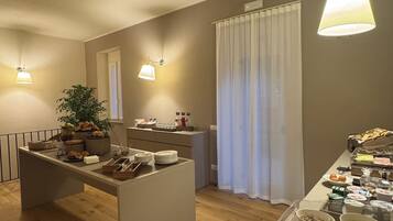 TĂ€gliches inbegriffenes FrĂŒhstĂŒcksbuffet