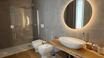 Camera, 1 letto queen, non fumatori, bagno privato | Bagno | Doccia, asciugacapelli, asciugamani, sapone