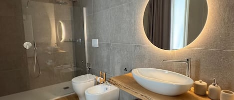 Room, 1 Queen Bed, Non Smoking, Private Bathroom | Bathroom | Shower, hair dryer, towels, soap