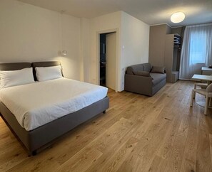 Quarto luxo, para não fumantes, banheiro privativo | Cofres nos quartos, escrivaninha, cortinas blackout, Wi-Fi de cortesia