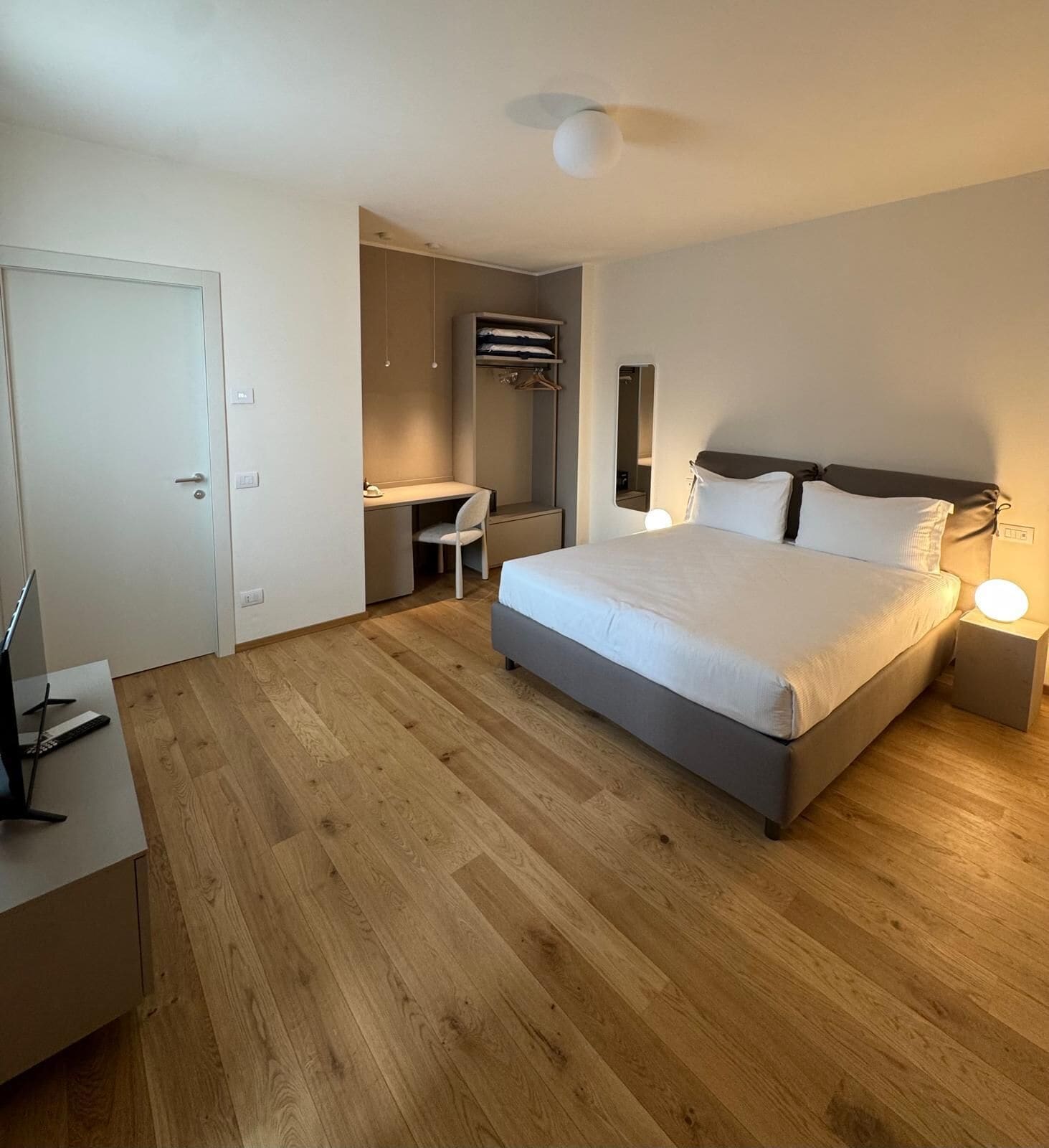 Rom, 1 queensize-seng, ikke-røyk, privat bad | Safe på rommet, skrivebord, blendingsgardiner og wi-fi (inkludert)