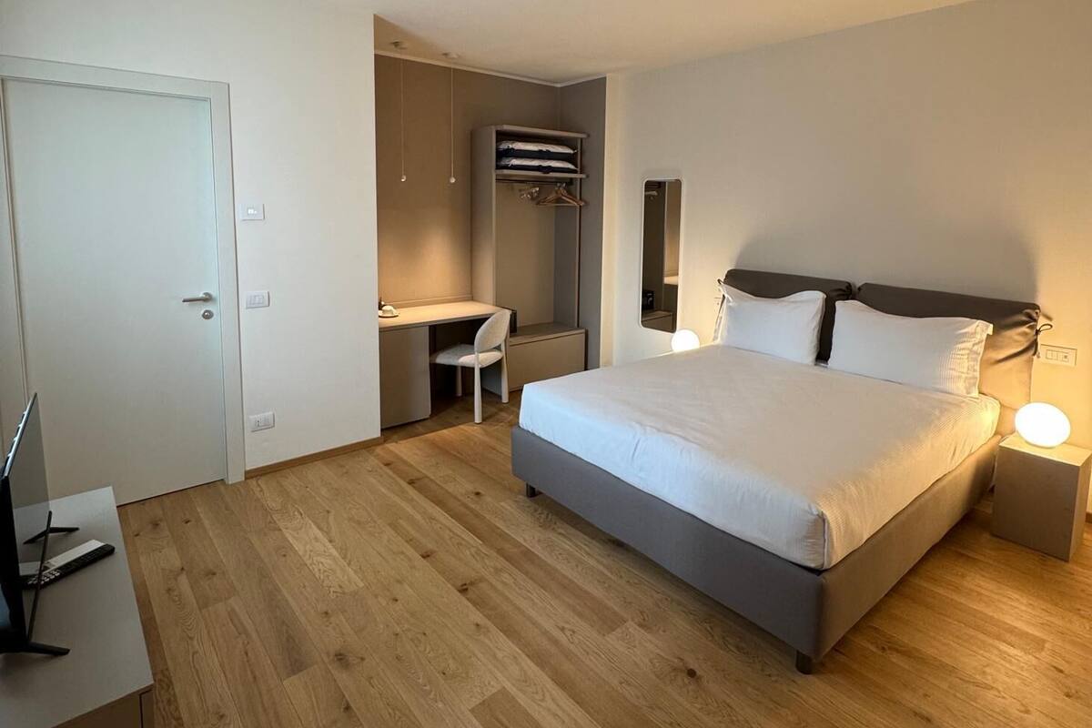 Quarto, 1 cama Queen, para não fumantes, banheiro privativo | Cofres nos quartos, escrivaninha, cortinas blackout, Wi-Fi de cortesia