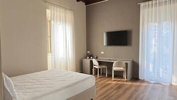 Camera, 1 letto queen, non fumatori, balcone | Una cassaforte in camera, una scrivania, tende oscuranti, Wi-Fi gratuito