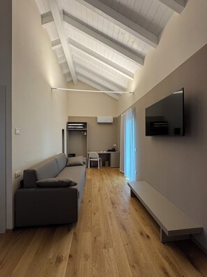 Caja de seguridad en la habitación, escritorio y cortinas blackout