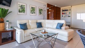 TV - Salgados Beach Paradise Apartment with Shared Pool, Wi-Fi, and Air Conditioning (Guia)