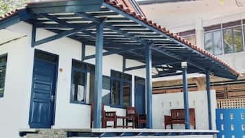 Bungalow Basic, balkon, pemandangan pantai | Seprai linen