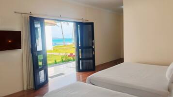 Classic Quadruple Room, Balcony, Beach View | Bed sheets