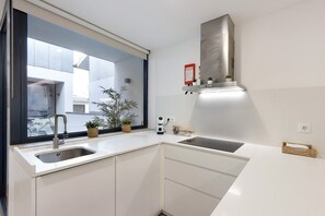 Cafetera y tetera, refrigerador, microondas y horno 