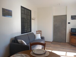TV - 'Au Petit Bonheur T2 4 Guests' Apartment with Mountain View and Unlimited Wi-Fi (Mont-Dore)