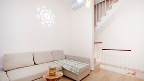 Living area - Apartment 'Dimora Oreste' with Private Terrace, Wi-Fi and Air Conditioning (Bari)