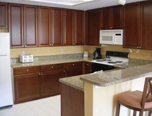 Kjøleskap, mikrobølgeovn, ovn og kokeplater