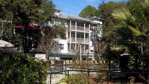 A multi-story hotel with a swimming pool and outdoor seating area. - Most Relaxing Resort Hilton Head Island, SC-Close to Beach-3 Bedroom, 3 Bathroom (Hilton Head Island)