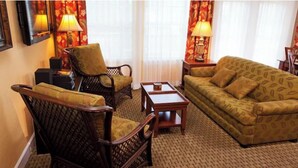 A living room with a sofa, two armchairs, a coffee table, and two lamps. - Most Relaxing Resort Hilton Head Island, SC-Close to Beach-3 Bedroom, 3 Bathroom (Hilton Head Island)