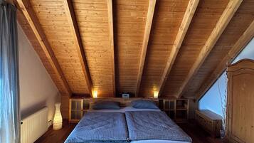 3 Schlafzimmer, Schreibtisch, Bügeleisen/Bügelbrett, Reisekinderbett