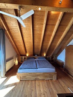 3 Schlafzimmer, Schreibtisch, Bügeleisen/Bügelbrett, Reisekinderbett