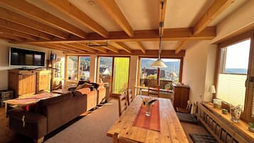 Smart-TV, Kamin, Tischfußball, Bücher