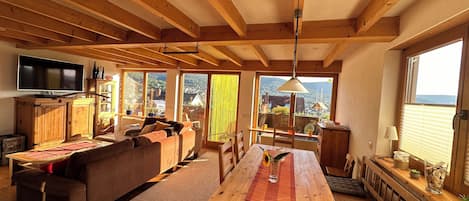 Smart-TV, Kamin, Tischfußball, Bücher