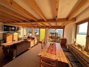 Smart TV, chimenea, futbolito, libros