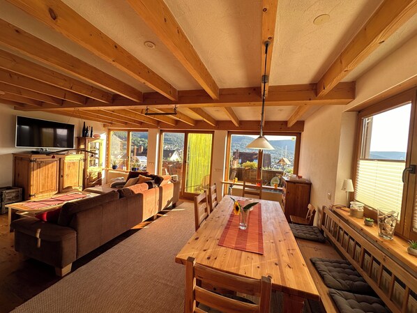 Smart-TV, Kamin, Tischfußball, Bücher