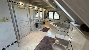 Dusche, Haartrockner, Bidet, Handtücher