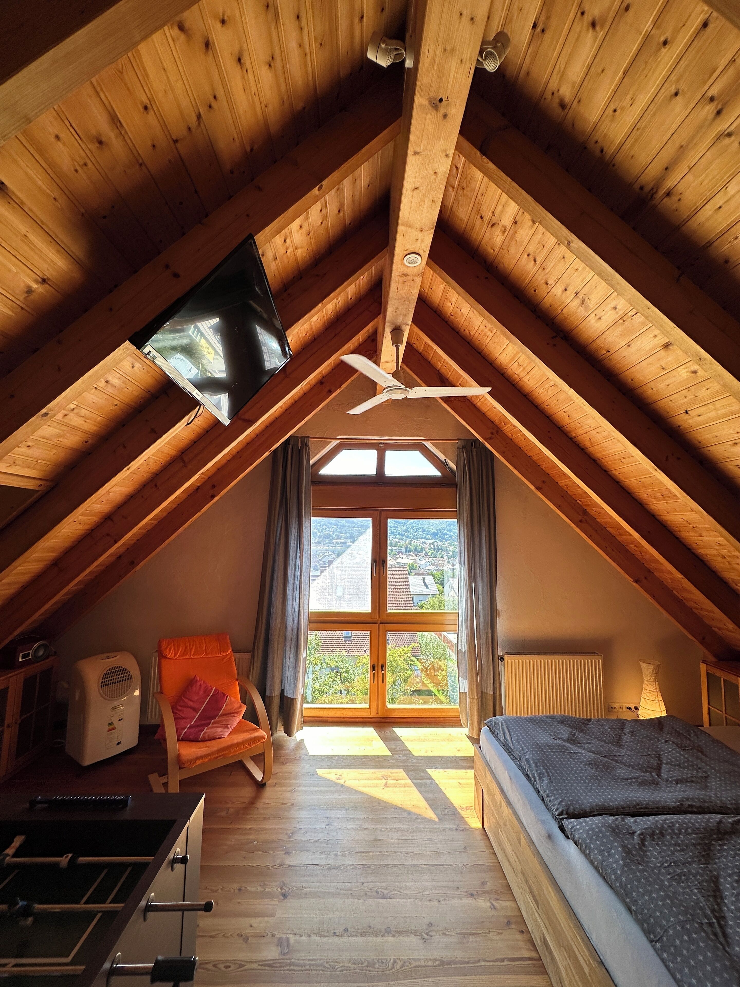 3 chambres, bureau, fer et planche à repasser, lit parapluie
