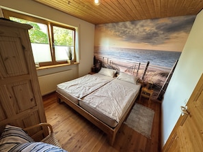 3 habitaciones, escritorio y tabla de planchar con plancha