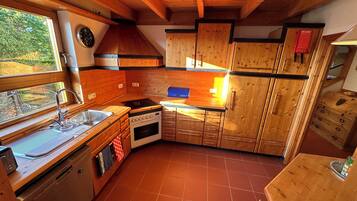 Frigorífico, microondas, horno y placa de cocina