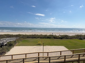 Plage, parasols, serviettes de plage, beach-volley