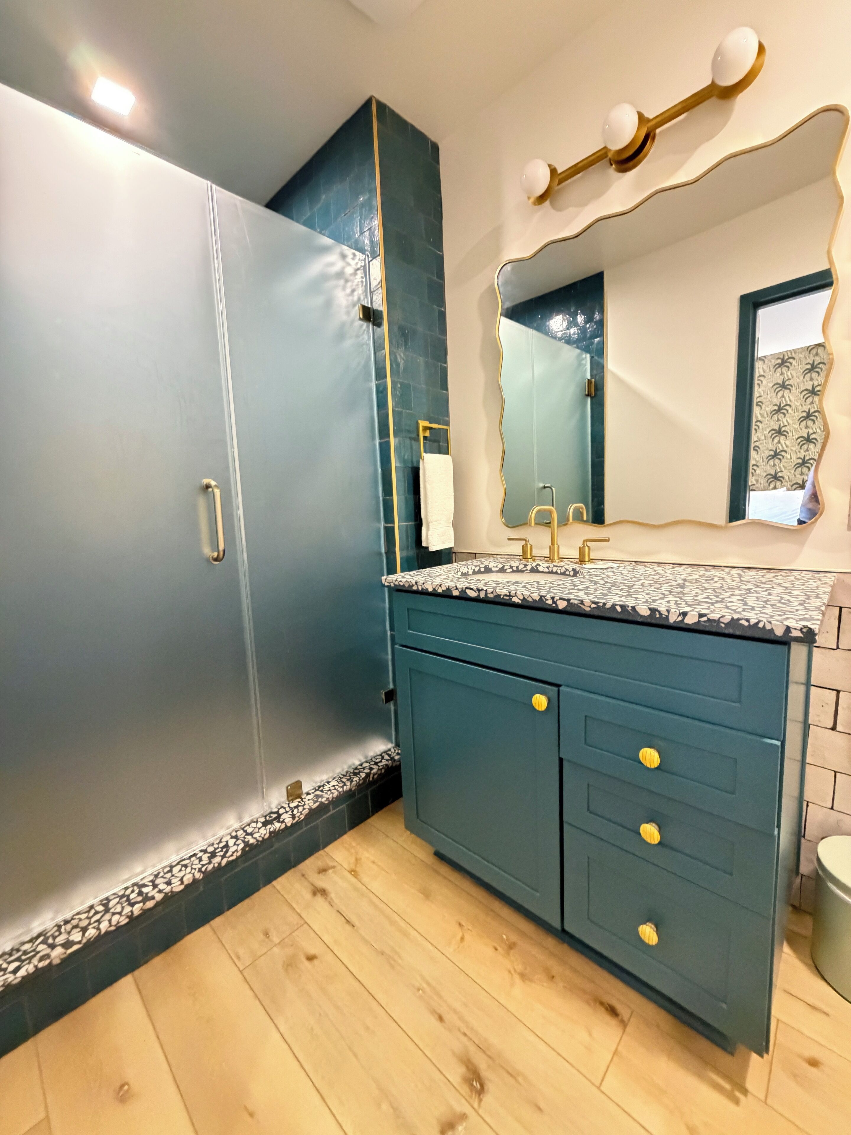 Shower, rainfall showerhead, free toiletries, hair dryer