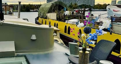 Boat suite - A Unique Houseboat Stay - Amsterdam BB