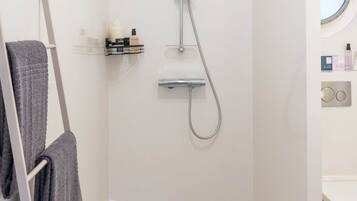 Een haardroger, handdoeken, zeep, shampoo