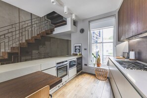 Fridge, microwave, dishwasher, coffee/tea maker - Modern Designer Townhouse, Earl’s Court (London)
