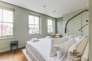 4 bedrooms, desk, iron/ironing board, Internet - Modern Designer Townhouse, Earl’s Court (London)