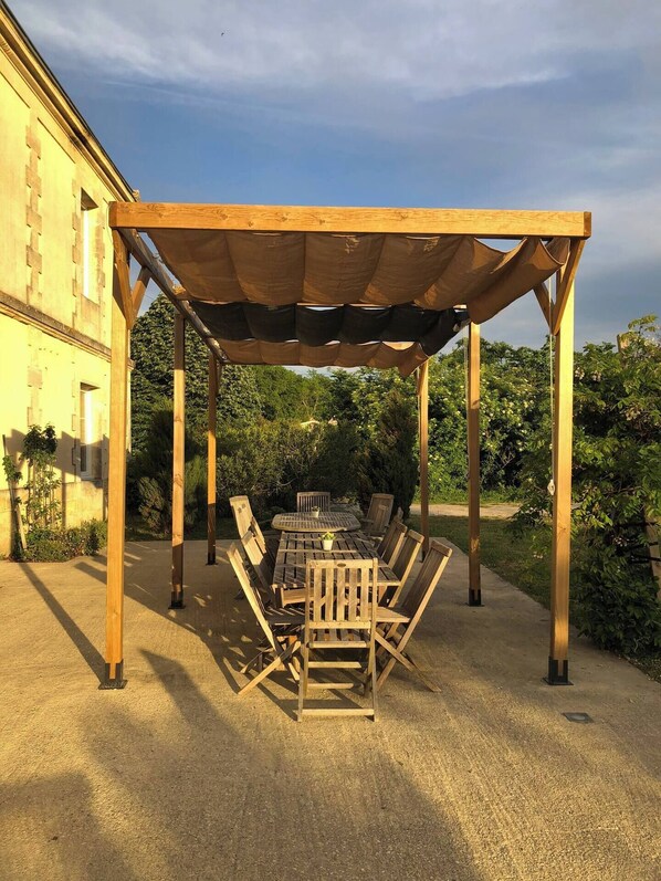 تناول الطعام بالخارج