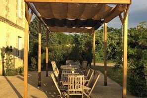 تناول الطعام بالخارج