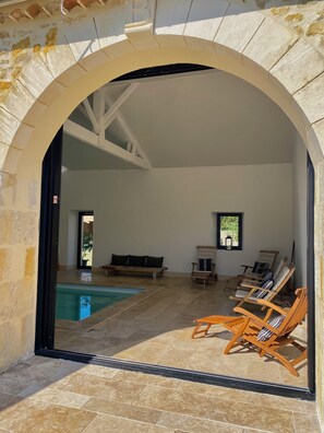 من حمّامات السباحة المغطاة، حمّام سباحة مُدفَّأ