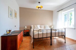 Tabla de planchar con plancha, wifi gratis, ropa de cama