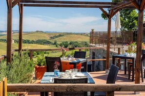 تناول الطعام بالخارج