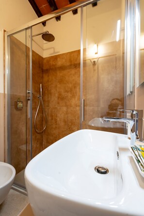 Douche, articles de toilette écologiques, sèche-cheveux, bidet
