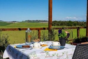 Outdoor dining - Poderino il Sole - Alloro Room (Lajatico)