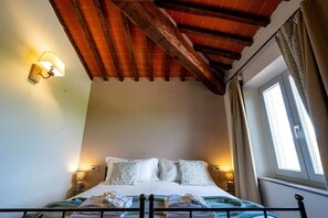 مكتب ومكواة/لوح كي وواي فاي مجانًا وملاءات أسرّة