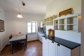 冷蔵庫、コーヒー / ティーメーカー、電気ポット、調理器具と食器