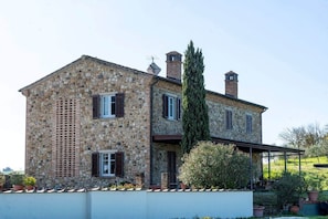 المنشأة من الخارج