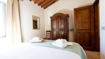 Tabla de planchar con plancha, wifi gratis y ropa de cama