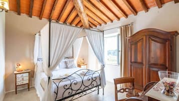 Bureau, fer et planche Ă repasser, Wi-Fi gratuit, draps fournis