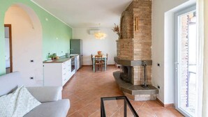 Una cocina moderna con comedor, chimenea y un ventanal grande.