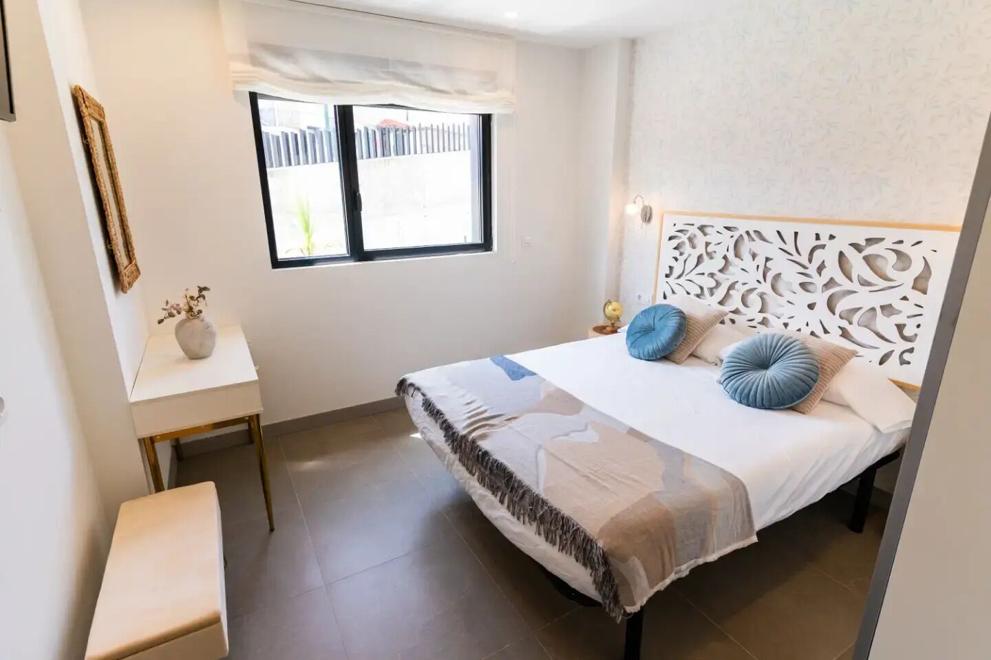 1 slaapkamer, een strijkplank/strijkijzer, reisbedje, beddengoed