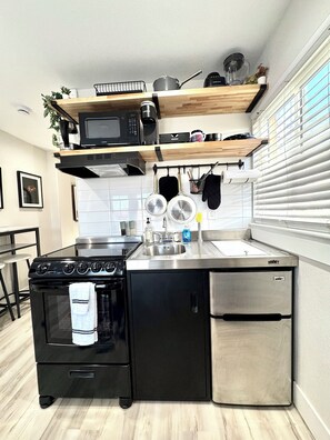 Micro-ondes, four, plaque de cuisson, cafetière/bouilloire