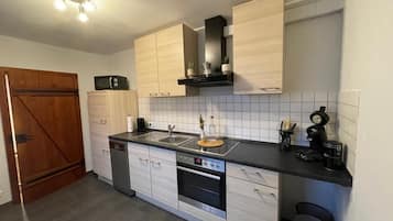 Kühlschrank, Mikrowelle, Ofen, Geschirrspüler