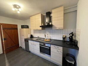 Kühlschrank, Mikrowelle, Ofen, Geschirrspüler